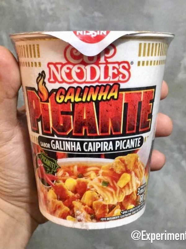 Nissin Cup Noodles sabor Galinha Caipira Picante