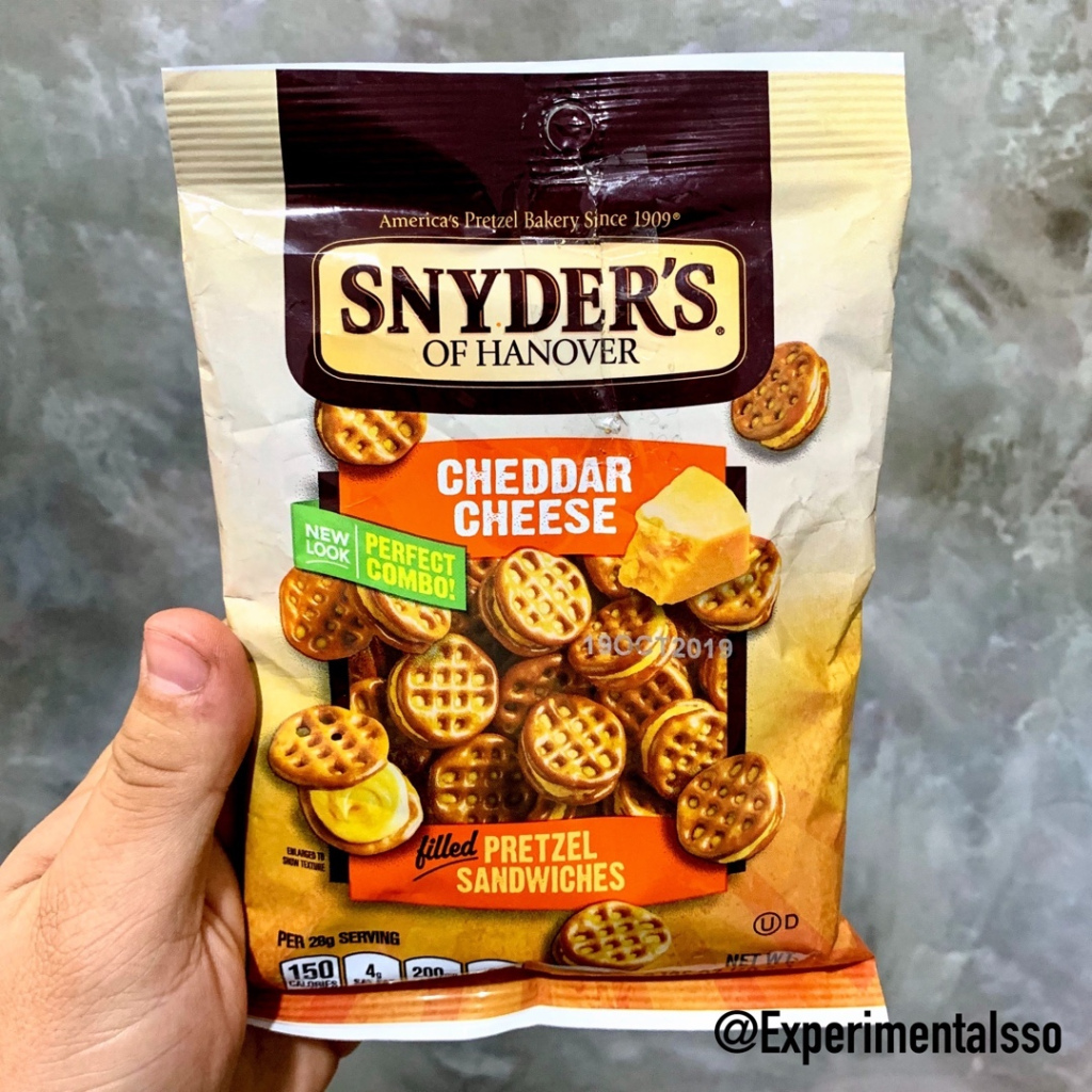 🇺🇸Snyder’s of Hanover Cheddar Cheese Filled Pretzel Sandwiches😋